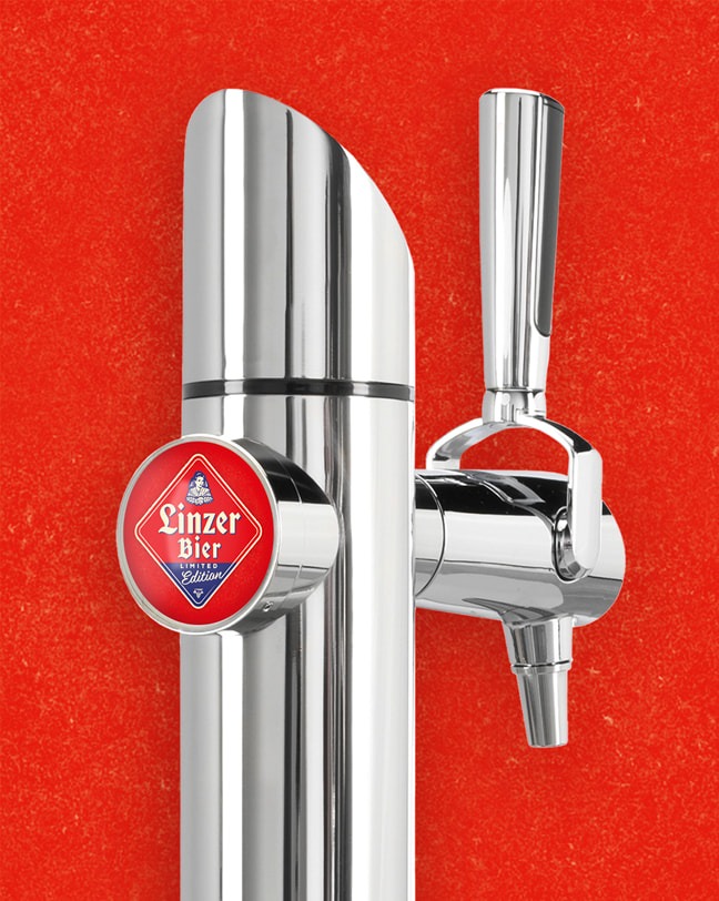 Glänzende Zapfsäule mit Linzer Bier Limited Edition Branding vor rotem Hintergrund