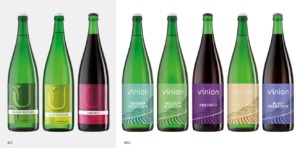 Gegenüberstellung alter Vinion Literflaschen und neuer Vinion Flaschen mit farbigen Etiketten für Grüner Veltliner, Welschriesling, Zweigelt, Cuvée Weiss und Blaufränkisch.
