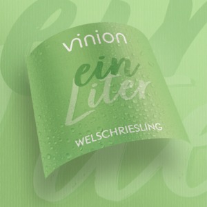Gebogenes Vinion Ein Liter Welschriesling Etikett in Grün mit Wassertropfen auf grünem Hintergrund.