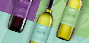 Drei Vinion Ein Liter Weinflaschen mit den Sorten Zweigelt, Grüner Veltliner und Welschriesling auf farbigem Hintergrund.