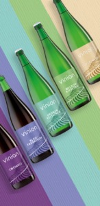 Mehrere Vinion Landweinflaschen mit farbigen Etiketten für Zweigelt, Blaufränkisch, Grüner Veltliner, Welschriesling und Cuvée Weiss.