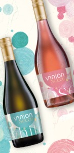 Zwei Vinion Secco Flaschen in White und Rosé mit farbigen Etiketten auf grafischem Musterhintergrund.