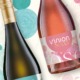 Zwei Vinion Secco Flaschen in White und Rosé mit farbigen Etiketten auf grafischem Musterhintergrund.
